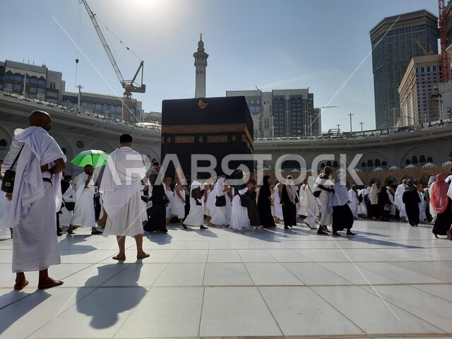 العبادة والتقرب إلى الله، حجاج بيت الله الحرام يطوفون حول الكعبة المشرفة في ساحات الحرم المكي الشريف في مكة المكرمة، أماكن ومعالم دينية إسلامية مقدسة في المملكة العربية السعودية، قدوم المسلمين من شتى انحاء العالم لأداء مناسك الحج والعمرة