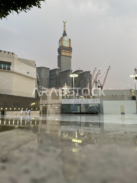 الفن الهندسي المعماري لبرج الساعة الملكي في مكة المكرمة، النمو والتقدم المعماري للابراج وناطحات السحاب المطلة على الحرم المكي الشريف، أماكن ومعالم دينية اسلامية مقدسة في المملكة العربية السعودية