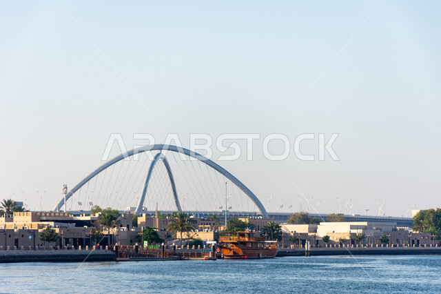 جسر انفينيتي في منطقة ديرة بمدينة دبي، الاهتمام والعناية بالبنية التحتية للجسور، الفن الهندسي المعماري على الطراز الحديث، الشوارع والطرقات الاسفلتية في الامارات العربية المتحدة 