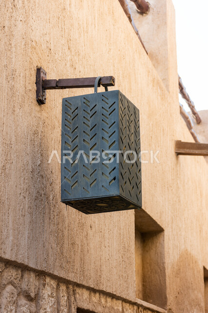 فانوس معدني مزخرف معلق, المباني الطينية في حي الفهيدي التاريخي في مدينة دبي، البيوت والأبنية الأثرية على الطراز التقليدي القديم, المعالم السياحية الأثرية التاريخية المشهورة في الإمارات العربية المتحدة