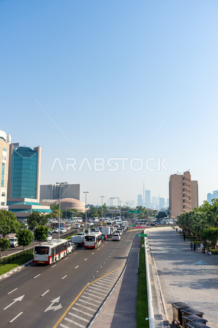 الفن الهندسي المعماري للمباني و الأبراج التجارية والسكنية. الشوارع والطرقات الاسفلتية المعبدة في الإمارات العربية المتحدة, الازدحام المروري لحركة السيارات في مدينة دبي, وسائل النقل والمواصلات البرية الحديثة