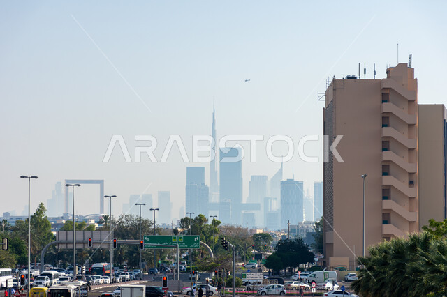 الازدحام المروري لحركة السيارات في مدينة دبي، وسائل النقل والمواصلات البرية الحديثة، الفن الهندسي المعماري للمباني و الأبراج التجارية والسكنية. الشوارع والطرقات الاسفلتية المعبدة في الإمارات العربية المتحدة