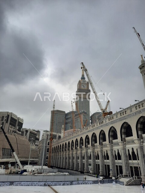 الحجاج والمعتمرين في الساحة، المسجد الحرام في مكة المكرمة بالمملكة العربية السعودية، الحرم المكي الشريف، جذب واستقطاب السياح من كافة انحاء العالم لأداء مناسك الحج والعمرة، معالم و اماكن دينية إسلامية مقدسة