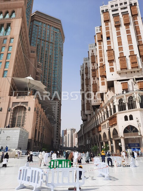 برج الساعة في مكة المكرمة, المسجد الحرام بالمملكة العربية السعودية، الحجاج والمعتمرين في الساحة، جذب واستقطاب السياح من كافة انحاء العالم لأداء مناسك الحج والعمرة، معالم و اماكن دينية إسلامية مقدسة