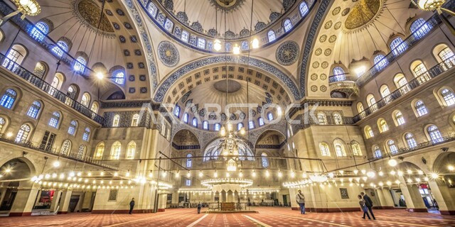 النقوش والزخارف الملونة على الأعمدة والجدران والقبب، التصاميم والديكورات الداخلية المتميزة للمساجد على الطراز الحديث، صورة من الداخل لثرية معلقة في سقف المسجد، الاجواء الدينية الروحانية، أماكن ومعالم إسلامية مقدسة