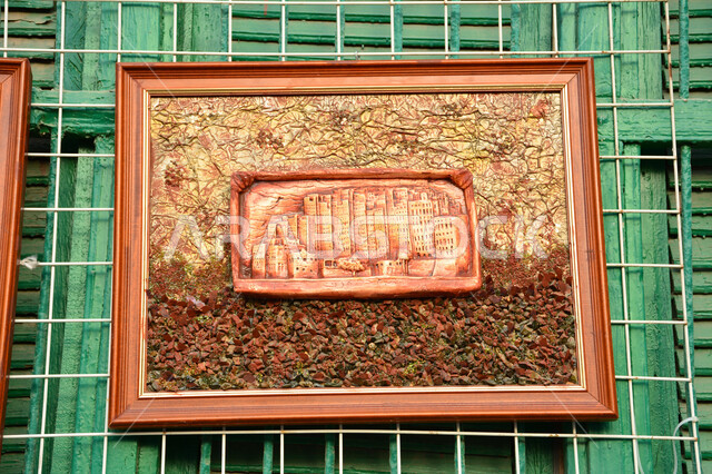 المعارض الفنية في المملكة العربية السعودية, الرسومات والزخارف العربية القديمة, صورة مقربة للوحة جدارية بإطار خشبي في أحد منشآت البلدة التاريخية في مدينة جدة