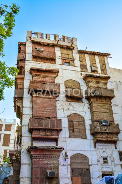 التراث والعراقة والأصالة, الرواشن الخشبية في المباني القديمة, المنشآت الأثرية في مدينة جدة، التصاميم الهندسية المعمارية للمدينة التاريخية على الطراز العربي القديم، أماكن ومعالم سياحية أثرية في المملكة العربية السعودية