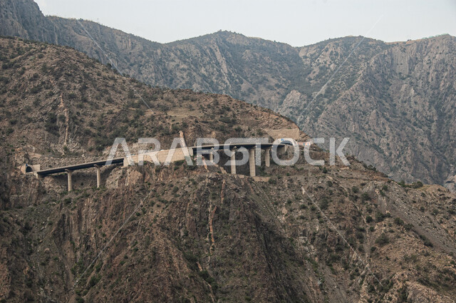 السلاسل الجبلية في القمم والمرتفعات, الطرقات الوعرة والملتوية في منطقة الباحة, مناطق السياحة وقضاء الوقت الممتع, الطبيعة الصخرية في جبال المملكة العربية السعودية, معالم سياحية مشهورة في النهار