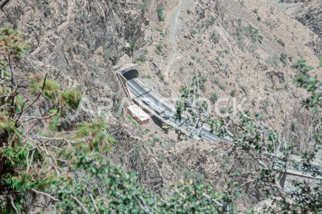 معالم سياحية طبيعية مشهورة, الطرقات الجبلية الوعرة والملتوية في منطقة الباحة في المملكة العربية السعودية, القمم والمرتفعات الجبلية, مناطق المغامرات والرحلات الترفيهية, التضاريس في الأماكن المرتفعة