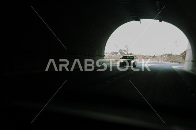 تحسين وتطوير البنية التحتية, نفق جبلي اسفلتي معبد في منطقة الباحة الجبلية, مناطق القمم والمرتفعات الصخرية, معالم السياحة المشهورة في النهار, الطرقات الوعرة في الأماكن المرتفعة, أبرز المشاريع الطرقية في المملكة العربية السعودية