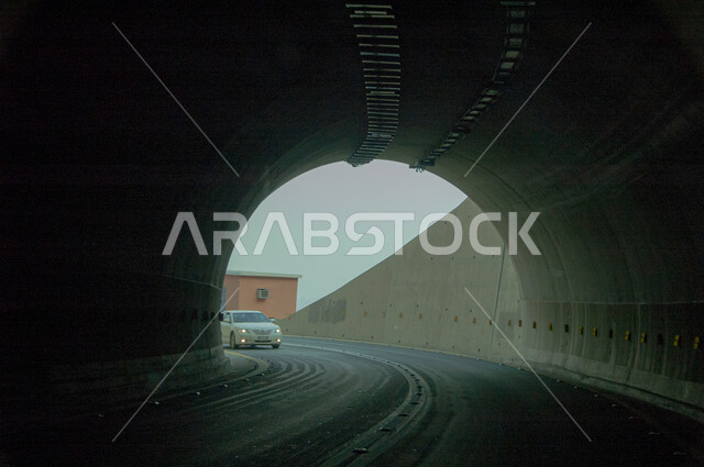 الطرقات الوعرة في الأماكن المرتفعة, أبرز المشاريع الطرقية في المملكة العربية السعودية, تحسين وتطوير البنية التحتية, نفق جبلي اسفلتي معبد في منطقة الباحة الجبلية, مناطق القمم والمرتفعات الصخرية, معالم السياحة المشهورة في النهار