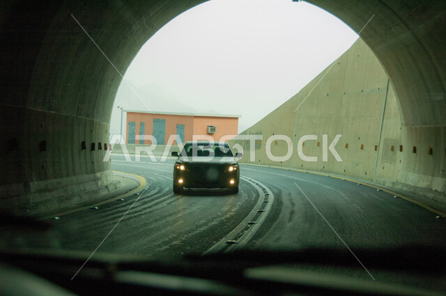 أبرز المشاريع الطرقية في المملكة العربية السعودية, تحسين وتطوير البنية التحتية, نفق جبلي اسفلتي معبد في منطقة الباحة الجبلية, مناطق القمم والمرتفعات الصخرية, معالم السياحة المشهورة في النهار, الطرقات الوعرة في الأماكن المرتفعة