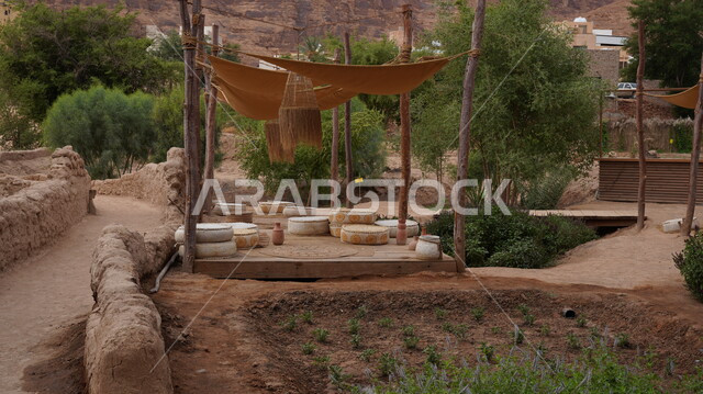 مناطق الرحلات الترفيهية وقضاء الوقت الممتع, الاستمتاع بالجلسات والأجواء الهادئة في الطبيعة, الاشجار الخضراء والنباتات في إحدى مزارع محافظة العلا, الاماكن التاريخية والسياحية في المملكة العربية السعودية, القمم والمرتفعات الجبلية, محميات طبيعية في النهار