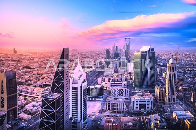 النمو والتطور العمراني والتقدم الحضاري في المملكة العربية السعودية، المعالم الاقتصادية والسياحية المشهورة في مدينة الرياض، الفن الهندسي المعماري في بناء ناطحات السحاب والأبراج الشاهقة، المباني والمنشآت التجارية والسكنية، وجهات جذب واستقطاب السياح