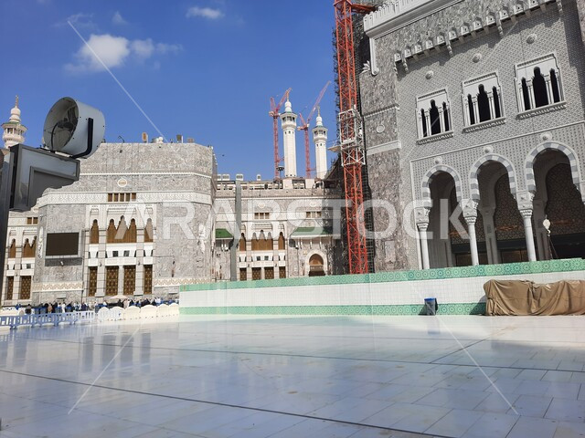 الفناء الخارجي للمسجد الحرام في النهار، ساحات الحرم المكي الشريف الخارجية في مكة المكرمة ، قدوم المسلمين من شتى انحاء العالم لأداء مناسك الحج والعمرة، الاماكن والمعالم الدينية الاسلامية المقدسة في المملكة العربية السعودية، مفهوم العبادة والتقرب إلى الله