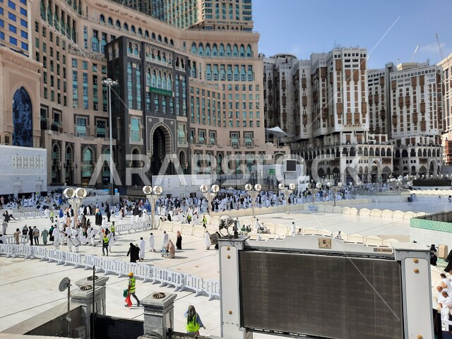 الفناء الخارجي للمسجد الحرام في النهار، ساحات الحرم المكي الشريف الخارجية في مكة المكرمة ، قدوم المسلمين من شتى انحاء العالم لأداء مناسك الحج والعمرة، الاماكن والمعالم الدينية الاسلامية المقدسة في المملكة العربية السعودية، مفهوم العبادة والتقرب إلى الله