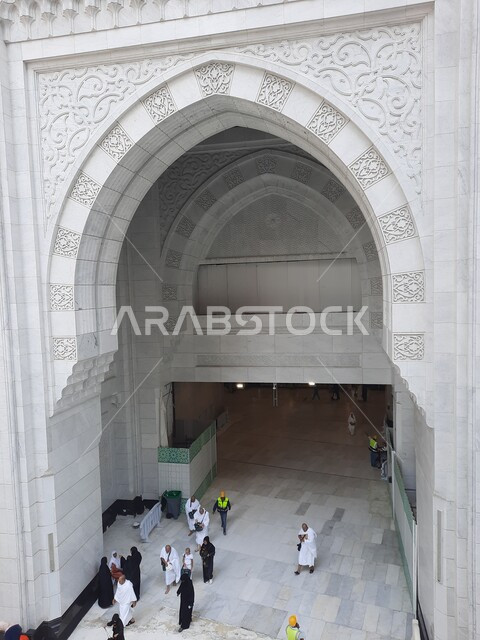 الفناء الخارجي للمسجد الحرام في النهار، ساحات الحرم المكي الشريف الخارجية في مكة المكرمة ، قدوم المسلمين من شتى انحاء العالم لأداء مناسك الحج والعمرة، الاماكن والمعالم الدينية الاسلامية المقدسة في المملكة العربية السعودية، مفهوم العبادة والتقرب إلى الله