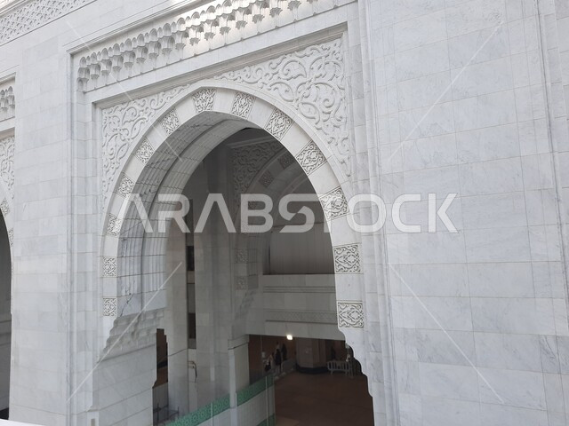 الفناء الخارجي للمسجد الحرام في النهار، ساحات الحرم المكي الشريف الخارجية في مكة المكرمة ، قدوم المسلمين من شتى انحاء العالم لأداء مناسك الحج والعمرة، الاماكن والمعالم الدينية الاسلامية المقدسة في المملكة العربية السعودية، مفهوم العبادة والتقرب إلى الله