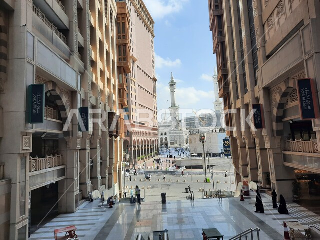 مفهوم العبادة والتقرب إلى الله، الفناء الخارجي للمسجد الحرام في النهار، ساحات الحرم المكي الشريف الخارجية في مكة المكرمة ، قدوم المسلمين من شتى انحاء العالم لأداء مناسك الحج والعمرة، الاماكن والمعالم الدينية الاسلامية المقدسة في المملكة العربية السعودية