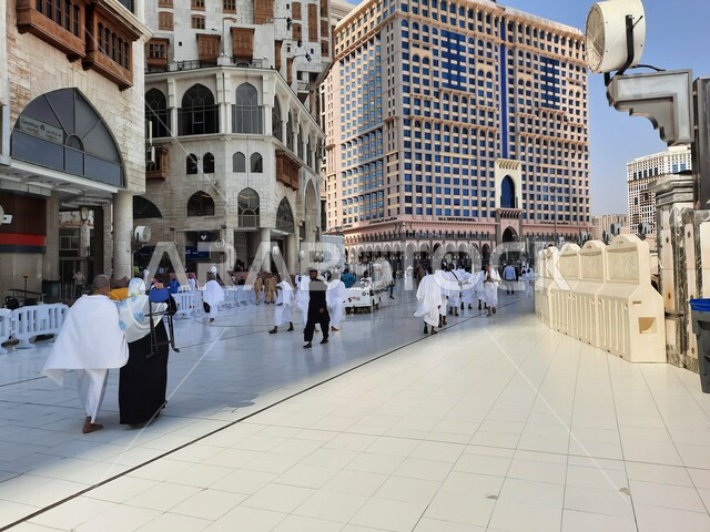 مفهوم العبادة والتقرب إلى الله، الفناء الخارجي للمسجد الحرام في النهار، ساحات الحرم المكي الشريف الخارجية في مكة المكرمة ، قدوم المسلمين من شتى انحاء العالم لأداء مناسك الحج والعمرة، الاماكن والمعالم الدينية الاسلامية المقدسة في المملكة العربية السعودية