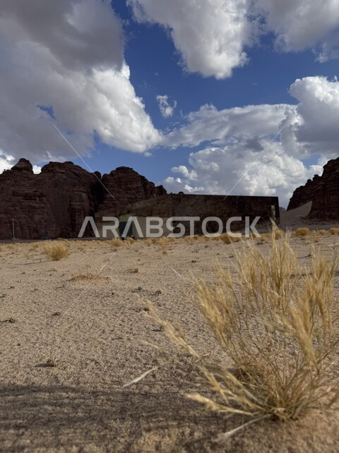 الفن الهندسي المعماري في بناء قاعة مرايا للاندماج مع الطبيعة الخارجية المحيطة، المعالم السياحية المشهورة في محافظة العلا، مسرح المرايا الزجاجي بالمملكة العربية السعودية، أكبر مبنى عاكس بالعالم، التكوينات والتشكيلات الصخرية والتضاريس الجبلية في المناطق الصحراوية