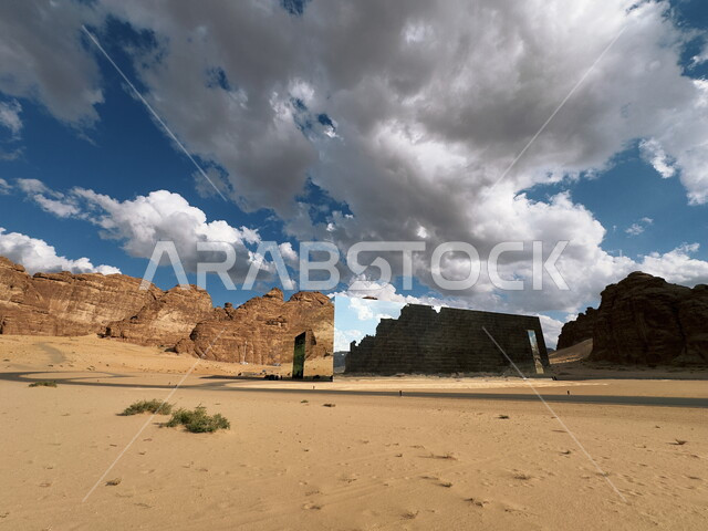 الفن الهندسي المعماري في بناء قاعة مرايا للاندماج مع الطبيعة الخارجية المحيطة، المعالم السياحية المشهورة في محافظة العلا، مسرح المرايا الزجاجي بالمملكة العربية السعودية، أكبر مبنى عاكس بالعالم، التكوينات والتشكيلات الصخرية والتضاريس الجبلية في المناطق الصحراوية