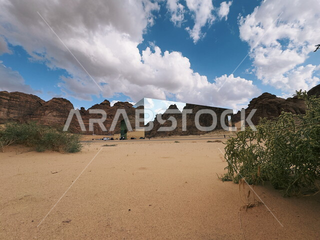 الفن الهندسي المعماري في بناء قاعة مرايا للاندماج مع الطبيعة الخارجية المحيطة، المعالم السياحية المشهورة في محافظة العلا، مسرح المرايا الزجاجي بالمملكة العربية السعودية، أكبر مبنى عاكس بالعالم، التكوينات والتشكيلات الصخرية والتضاريس الجبلية في المناطق الصحراوية