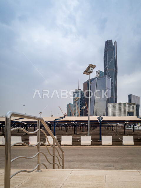 النمو والتطور العمراني في المملكة العربية السعودية، أبراج مركز الملك عبد الله المالي كافد في مدينة الرياض، الفن الهندسي المعماري في بناء ناطحات السحاب والمنشآت التجارية الشاهقة، المعالم الاقتصادية المشهورة، خلفية السماء الملبدة بالغيوم 