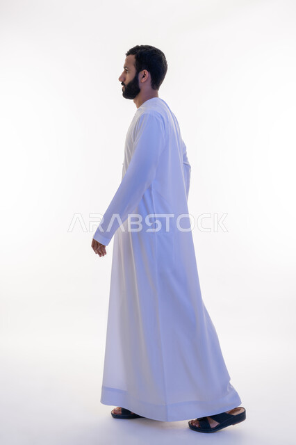 ايماءات المشي والذهاب، الاهتمام بالمظهر الخارجي, النظر الى مكان ما بتعابير الثقة بالنفس، مفهوم الأناقة والرجولة, بورتريه من الجانب لرجل عربي خليجي اماراتي يرتدي الكندورة ، التقاط الصور الشخصية للوثائق الرسمية، الجسم بالطول الكامل، خلفية بيضاء