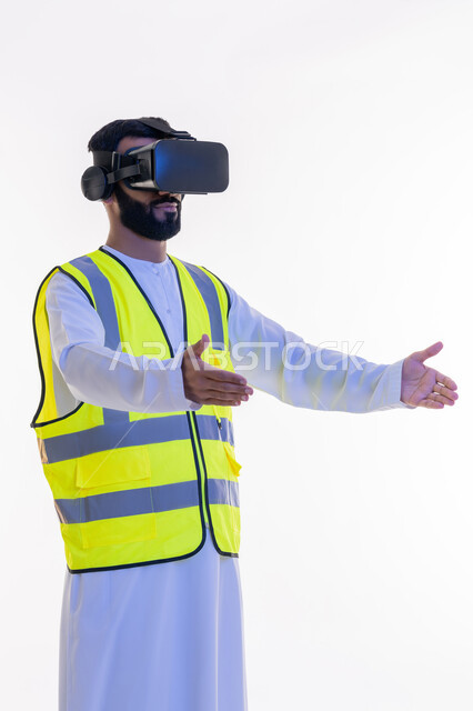 رؤية مستقبلية 2030، نمو وتطور المجال الهندسي، التفاعل مع الهندسة الافتراضية، بورتريه لمهندس عربي خليجي إماراتي يرتدي الكندورة والسترة الخاصة بالعمل ونظارة الواقع الافتراضي يقوم بحمل عنصر ما، استخدام التكنولوجيا في المجالات الهندسية، خلفية بيضاء