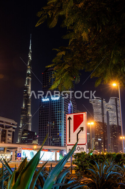 التقدم والتوسع العمراني في إمارة دبي، برج خليفة الشهير المضيء ليلا، الفن الهندسي المعماري للمباني والمنشآت في الإمارات العربية المتحدة، نمو وتطور الأبراج وناطحات السحاب في شارع الشيخ زايد، أماكن ومعالم سياحية مشهورة