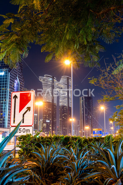 ناطحات السحاب المضيئة ليلاَ، الفن الهندسي المعماري للمباني والمنشآت في الإمارات العربية المتحدة، نمو وتطور الأبراج في شارع الشيخ زايد، أماكن ومعالم سياحية مشهورة، التقدم والتوسع العمراني في إمارة دبي