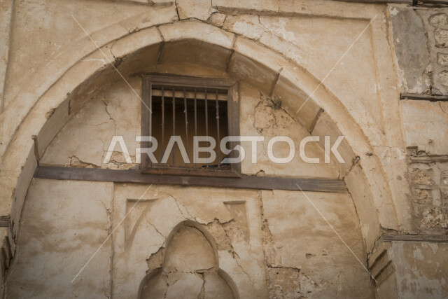نوافذ آثرية تاريخية في المدينة التاريخية في جدة بتصميم معماري عربي و إسلامي قديم ، بلد التاريخية في مدينة جدة ، أماكن سياحية جذابة في المملكة العربية السعودية