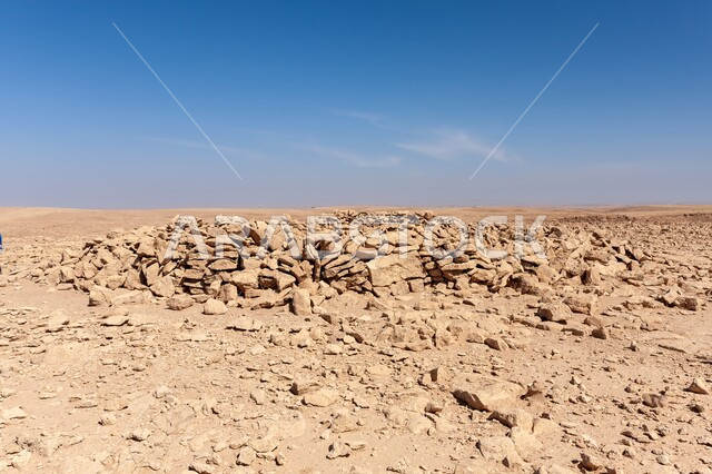  لتضاريس الرملية الخالية، الأراضي الترابية القاحلة في وضح النهار، قبر دائري يعود تاريخه للعصر الحجري، مقبرة في صحراء مدينة الرياض، البيئة الصحراوية في المملكة العربية السعودية