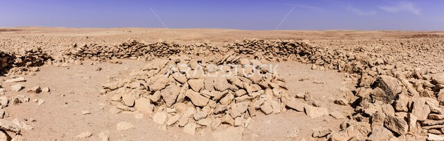 البيئة الصحراوية في المملكة العربية السعودية، التضاريس الرملية الخالية، الأراضي الترابية القاحلة في وضح النهار، قبر دائري يعود تاريخه للعصر الحجري، مقبرة في صحراء مدينة الرياض