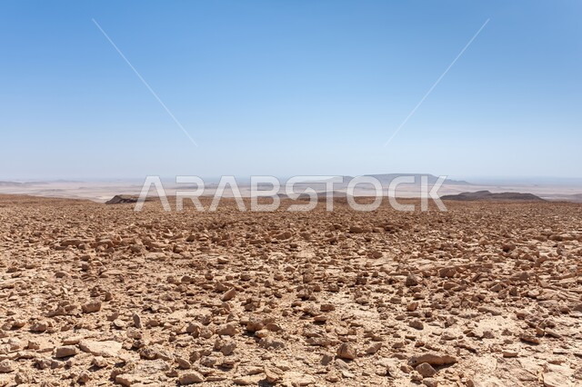 التضاريس الصخرية في المناطق الصحراوية, التشكيلات والتكوينات والكثبان الرملية, المساحات الواسعة في صحاري المملكة العربية السعودية, الرمال الذهبية الناعمة في الصحراء في مدينة الرياض, البيئة والطبيعة الجافة والقاسية