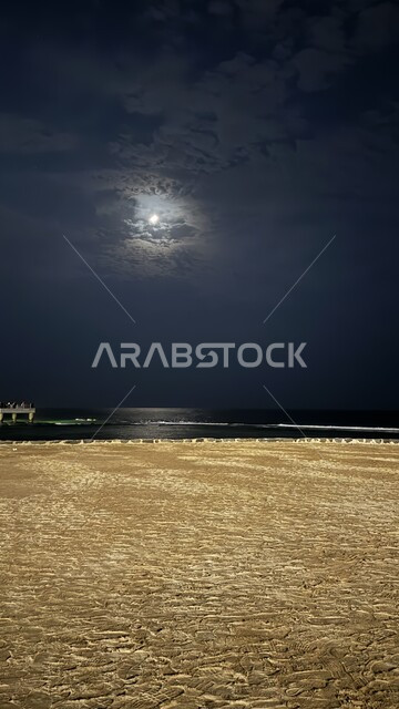 منظر البحر الأحمر على كورنيش جدة في وقت الليل, المعالم السياحية الساحلية المشهورة, السياحة في المملكة العربية السعودية, أماكن الرحلات البحرية الممتعة, رمال الشاطئ الذهبية الناعمة