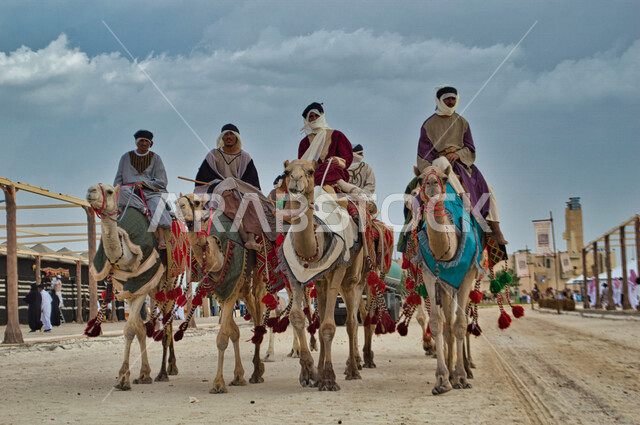 مهرجان سوق عكاظ بالطائف في المملكة العربية السعودية , الفعاليات والأنشطة في المملكة العربية السعودية وحضارتها , تراث العرب بالشعر والفن , قوافل من الابل العربي . 