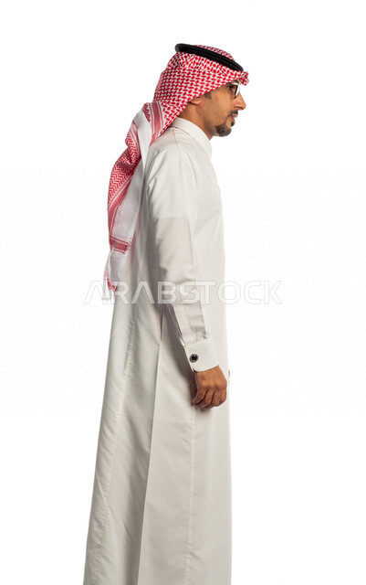 بورتريه لرجل عربي سعودي خليجي يقوم بجلسة تصوير ، يمشي للذهاب إلى العمل بإيماءات وجه ويدين مختلفة ، منظر جانبي لرجل سعودي مسلم يرتدي زي تقليدي سعودي مع شماغ وعقال ، خلفية بيضاء