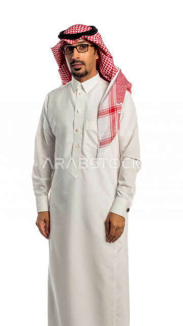 بورتريه لرجل عربي خليجي سعودي يقوم بجلسة تصوير، ينظر إلى الكاميرا بإيماءات وجه ويدين مختلفة ، خلفية بيضاء لرجل سعودي مسلم يرتدي زي تقليدي سعودي مع شماغ وعقال