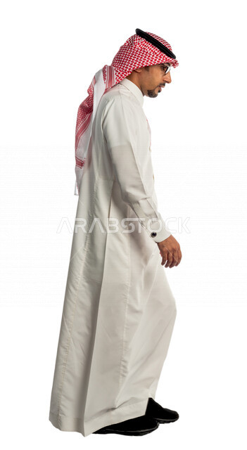 بورتريه لرجل عربي سعودي خليجي يقوم بجلسة تصوير ، يمشي للذهاب إلى العمل بإيماءات وجه ويدين مختلفة ، منظر جانبي لرجل سعودي مسلم يرتدي زي تقليدي سعودي مع شماغ وعقال ، خلفية بيضاء