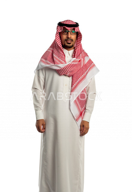 بورتريه لرجل عربي خليجي سعودي يقوم بجلسة تصوير، ينظر إلى الكاميرا بإيماءات وجه ويدين مختلفة ، خلفية بيضاء لرجل سعودي مسلم يرتدي زي تقليدي سعودي مع شماغ وعقال