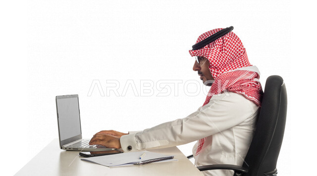 بورتريه لرجل أعمال سعودي خليجي في مقر العمل، استخدام جهاز الحاسوب المحمول لإنجاز المهام والمشاريع، جلسة عمل، العمل عن بعد، مهن وأعمال تجارية، مفهوم إدارة الأعمال، عقد صفقات عمل عبر الإنترنت، متابعة إستراتيجية المشروع، مراجعة البحوث العلمية، بيئة عمل