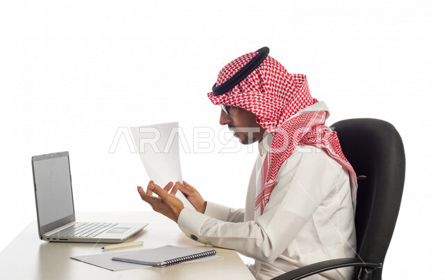 بورتريه لرجل أعمال سعودي خليجي في مقر العمل، استخدام جهاز الحاسوب المحمول لإنجاز المهام والمشاريع، جلسة عمل، العمل عن بعد، مهن وأعمال تجارية، مفهوم إدارة الأعمال، عقد صفقات عمل عبر الإنترنت، متابعة إستراتيجية المشروع، مراجعة البحوث العلمية، بيئة عمل