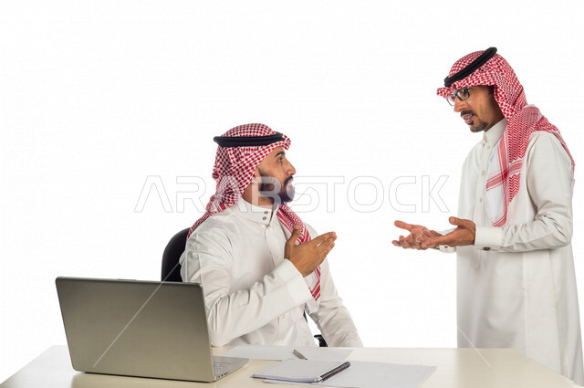 بورتريه لموظفان خليجيان سعوديان في مقر الشركة، إستخدام الحاسوب المحمول لإنجاز المهام، العمل عن بعد، زملاء عمل، شركة سعودية، أعمال تجارية، مفهوم إدارة الأعمال، تحقيق أهداف الشركة، متابعة إستراتيجية العمل، مناقشة المشروع، جلسة عمل، مراجعة البحوث العلمية