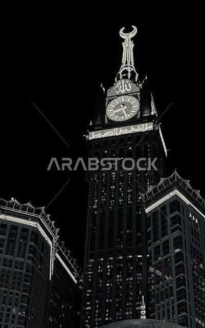 أداء مناسك الحج والعمرة، الفن الهندسي المعماري للأبراج وناطحات السحاب، النمو والتقدم العمراني للمنشآت والمباني في المملكة العربية السعودية، أماكن ومعالم دينية إسلامية مقدسة، العبادة والتقرب إلى الله، مبنى برج الساعة الملكي في مكة المكرمة ليلاً