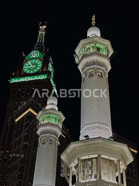 العبادة والتقرب إلى الله، أداء مناسك الحج والعمرة، الفن الهندسي المعماري للأبراج وناطحات السحاب، النمو والتقدم العمراني للمنشآت والمباني في المملكة العربية السعودية، أماكن ومعالم دينية إسلامية مقدسة، مبنى برج الساعة الملكي في مكة المكرمة ليلاً