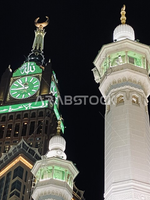 الفن الهندسي المعماري للأبراج وناطحات السحاب، النمو والتقدم العمراني للمنشآت والمباني في المملكة العربية السعودية، العبادة والتقرب إلى الله، أداء مناسك الحج والعمرة، أماكن ومعالم دينية إسلامية مقدسة، مبنى برج الساعة الملكي في مكة المكرمة ليلاً