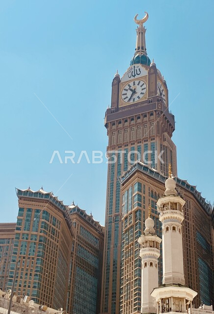 أداء مناسك الحج والعمرة، الفن الهندسي المعماري للأبراج وناطحات السحاب، مبنى برج الساعة الملكي في مكة المكرمة في النهار، أماكن ومعالم دينية إسلامية مقدسة، النمو والتقدم العمراني للمنشآت والمباني في المملكة العربية السعودية، العبادة والتقرب إلى الله