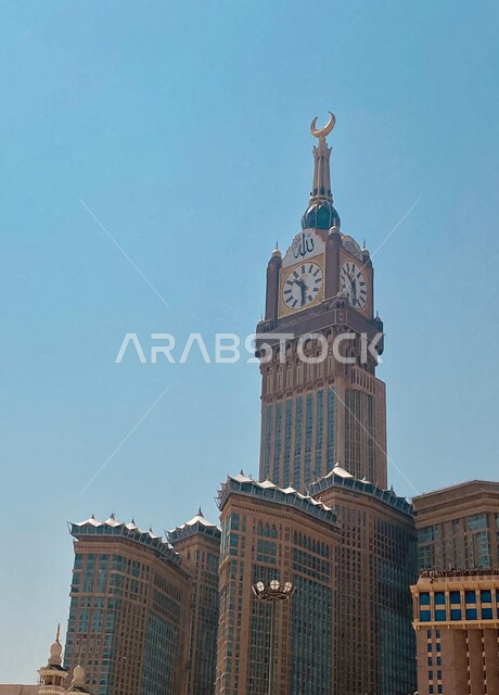 الفن الهندسي المعماري للأبراج وناطحات السحاب، مبنى برج الساعة الملكي في مكة المكرمة في النهار، أداء مناسك الحج والعمرة، أماكن ومعالم دينية إسلامية مقدسة، النمو والتقدم العمراني للمنشآت والمباني في المملكة العربية السعودية، العبادة والتقرب إلى الله